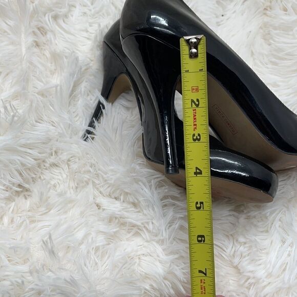 Lightly worn Vince Camuto black heels 8B - Picture 3 of 4